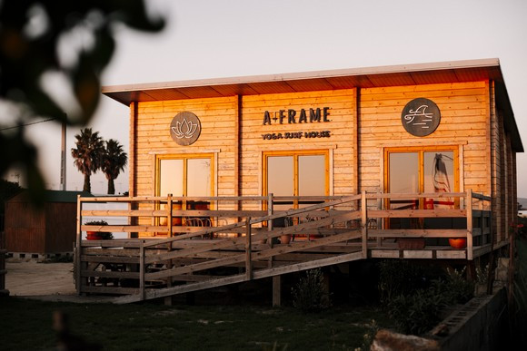 A-Frame Surf & Yoga Camp in El Palmar, Andalusien